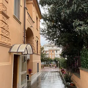 https://villa-dei-fiori.it-romehotels.com